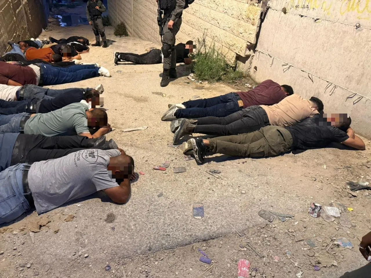 الشرطة الإسرائيلية تحبط تهريب 18 فلسطينيا في تجويف مزدوج بشاحنة (فيديو)