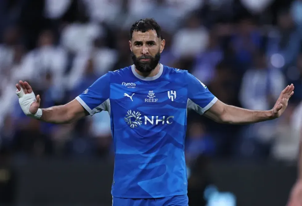 الهلال السعودي يكشف هوية “المتكفل” بمخالصة بنزيما