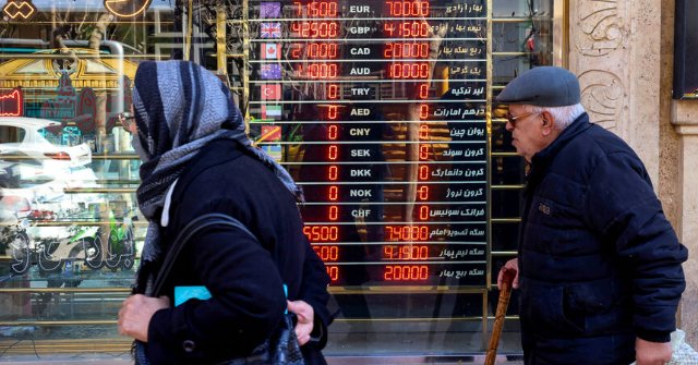 الولايات المتحدة تعلق ترخيص التحويلات المالية الشخصية من وإلى إيران