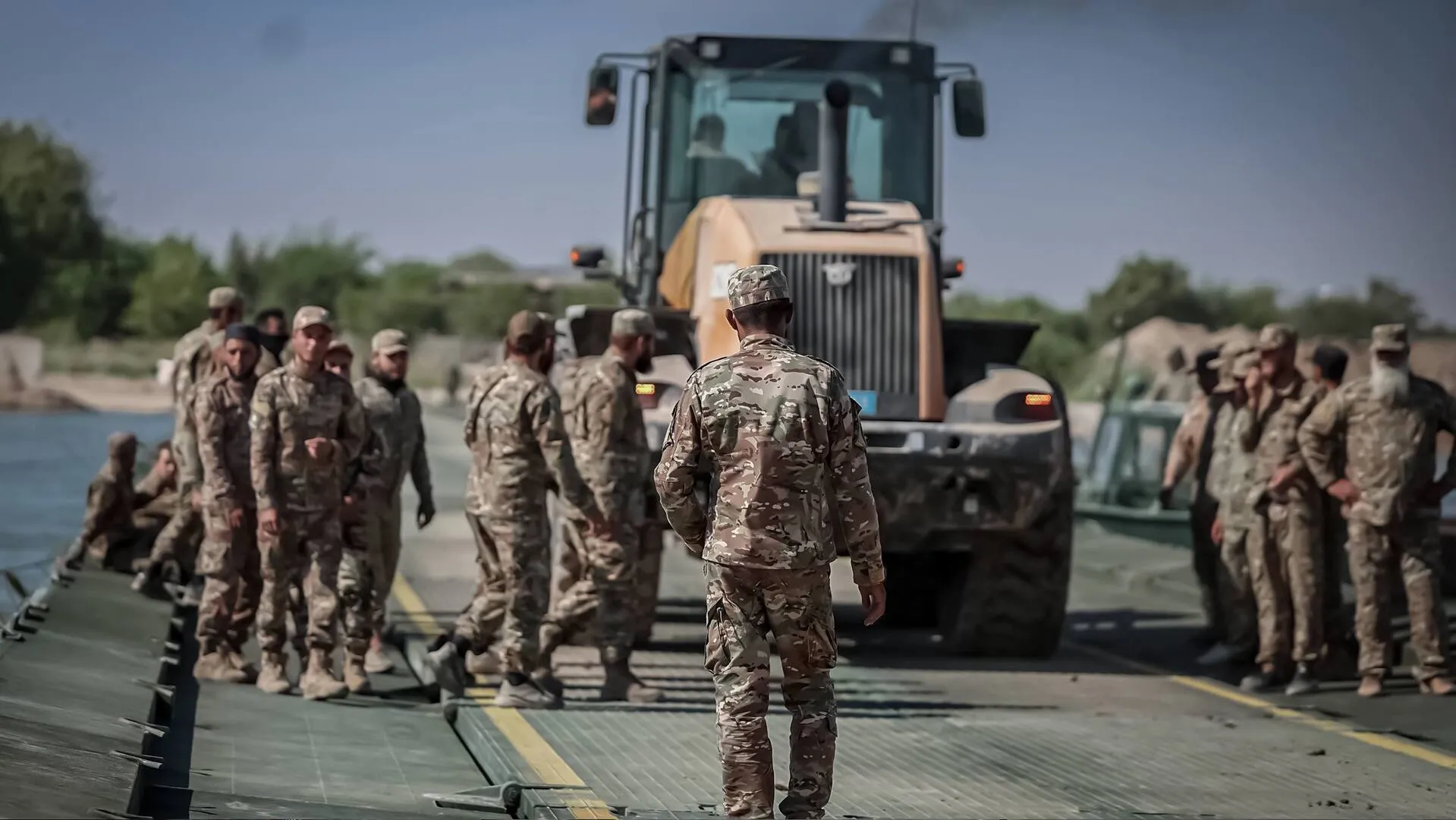 بالتعاون مع الجيش التركي.. وزير الدفاع السوري يعلن تركيب جسر حربي جديد على نهر الفرات (صور) بالتعاون مع الجيش التركي.. وزير الدفاع السوري يعلن تركيب جسر حربي جديد على نهر الفرات (صور)