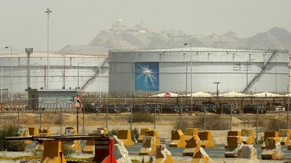 "بلومبيرغ": تضرر الخدمات اللوجستية للنفط السعودي جراء العمليات الحوثية في البحر الأحمر