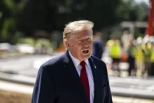 ترامب يهدد الأمريكيين بأن الديمقراطيين سيأخذون أسلحتهم
