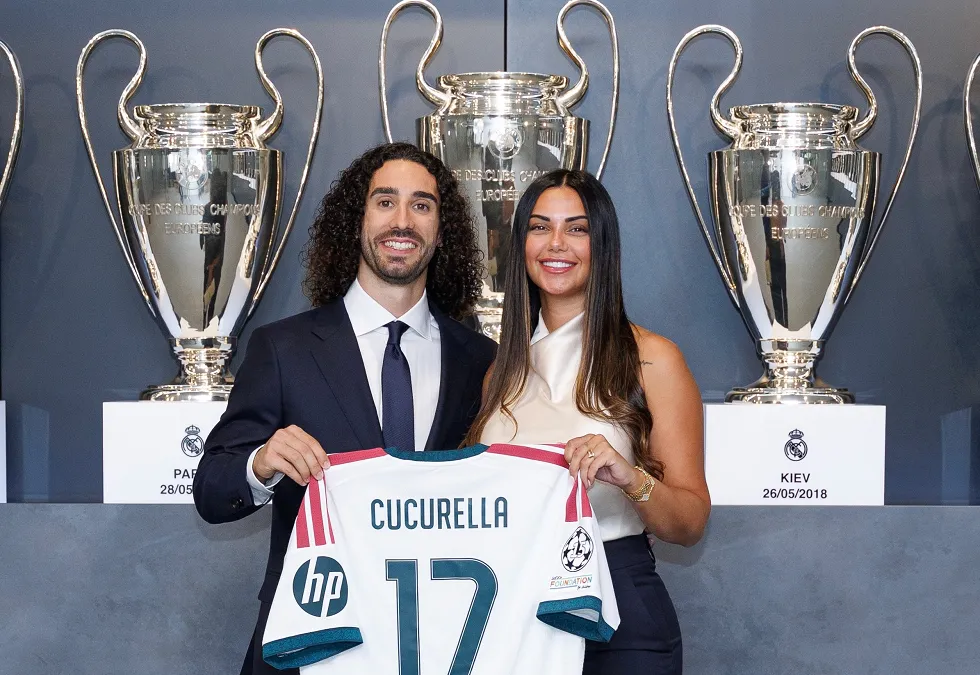 حلم الطفولة.. زوجة كوكوريلا تخطف الأضواء خلال تقديمه من قبل ريال مدريد (صور)