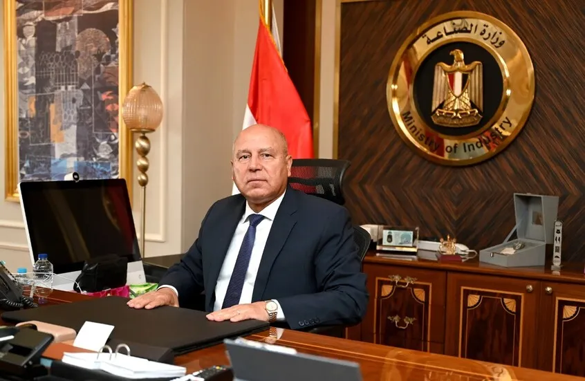 حوار مثير للجدل بين وزير النقل المصري ومهندسة