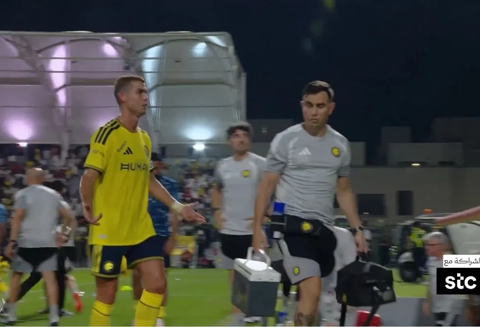 خرج غاضبا ولم يعد.. رد فعل رونالدو بعد تبديله أمام الاتفاق (فيديو)