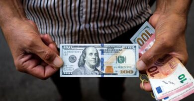 سجل 200 ألف تومان.. صحيفة إيرانية: المخاوف من عقوبات أميركية جديدة سبب ارتفاع سعر الدولار