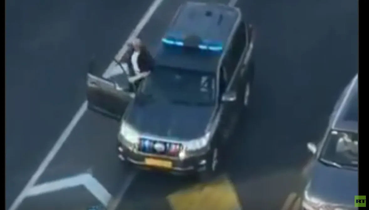 صوّب على "هدف مجهول".. حارس نتنياهو يثير الذعر بالشارع الإسرائيلي (فيديو)