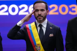 كولومبيا.. الرئيس دي لا إسبريلا يتعهد بترحيل آلاف المهاجرين غير النظاميين