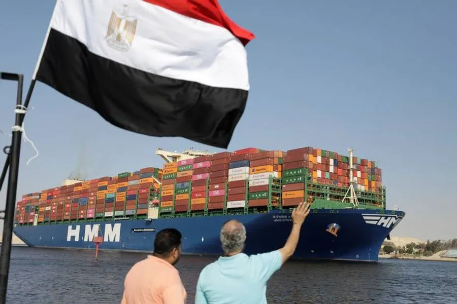 مقايضة قناة السويس بالديون تشعل الجدل في مصر.. وتعليق لافت من علاء مبارك