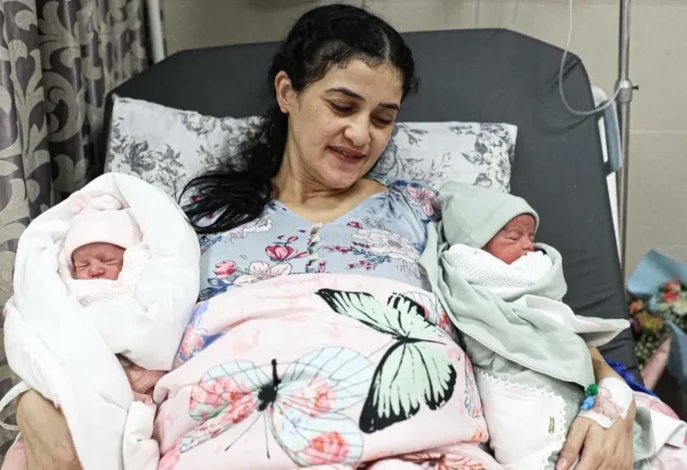 من خلف القضبان إلى حضن الحياة.. ولادة توأم من نطفة مهربة لأسير فلسطيني في سجون إسرائيل