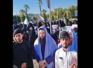 من ساحة الأمويين إلى "اللباس الشرعي".. مظاهرة جديدة "لتحديد ما نرتديه" في دمشق