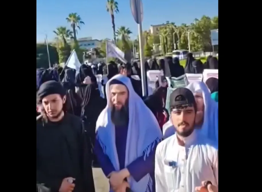 من ساحة الأمويين إلى "اللباس الشرعي".. مظاهرة جديدة "لتحديد ما نرتديه" في دمشق