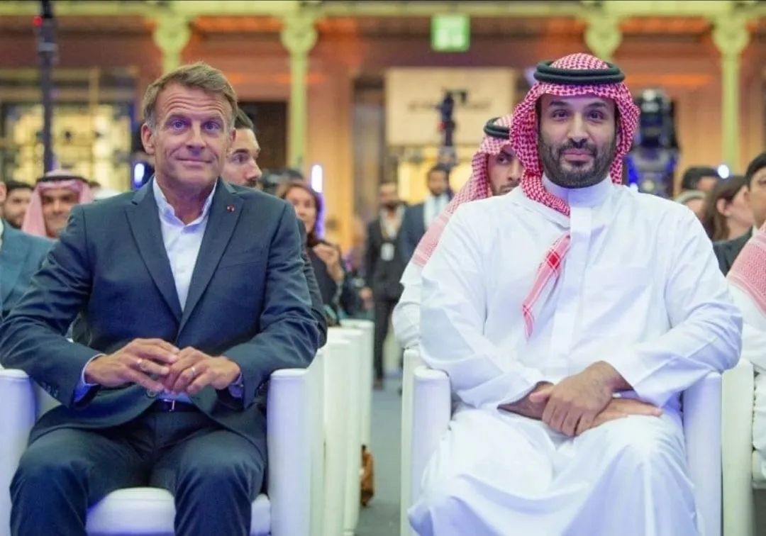 ولي العهد السعودي وماكرون يتوجان الفائز في كأس الرياضات الإلكترونية بباريس (صور)