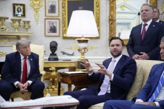 WSJ: فانس نصح ترامب قبيل حرب إيران ومديرة الاستخبارات حذرت من اغتيال خامنئي