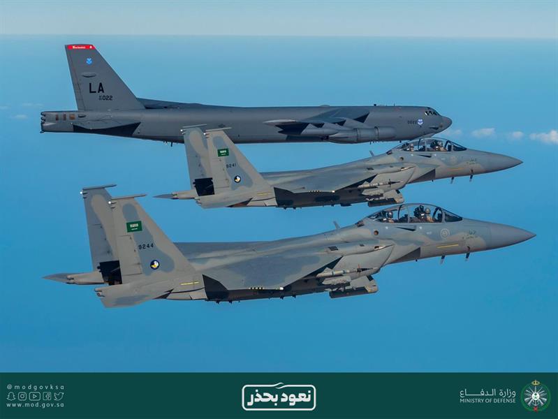 شاهد.. المقاتلات السعودية ترافق قاذفات أمريكية استراتيجية أثناء عبورها أجواء المملكة
