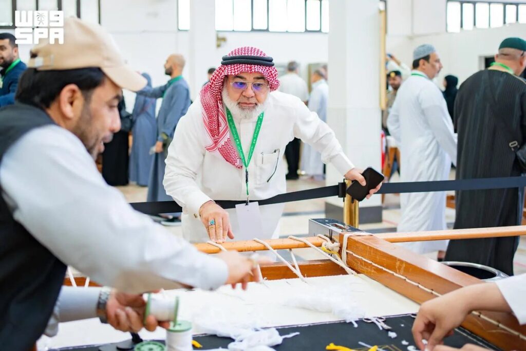وفد ضيوف برنامج خادم الحرمين يزورون مجمع كسوة الكعبة