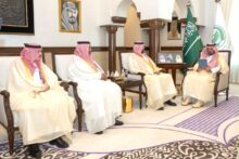 نائب أمير مكة يتسلّم تقريرًا عن منجزات فرع الموارد البشرية والتنمية الاجتماعية بالمنطقة