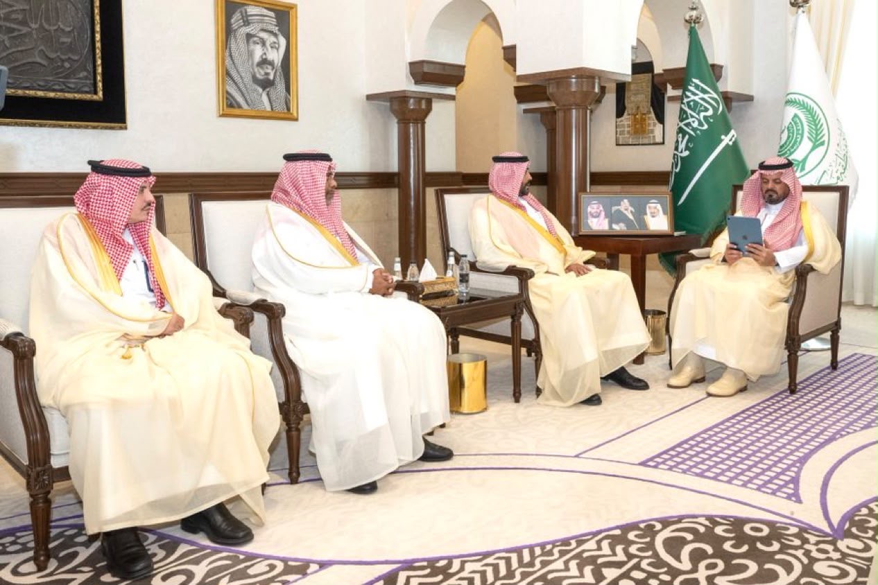 نائب أمير مكة يتسلّم تقريرًا عن منجزات فرع الموارد البشرية والتنمية الاجتماعية بالمنطقة