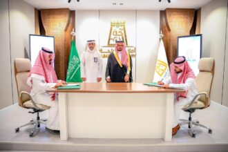 أمين الباحة يشهد توقيع عقود إستثمارية في المندق بقيمة تتجاوز 4ملايين ريال