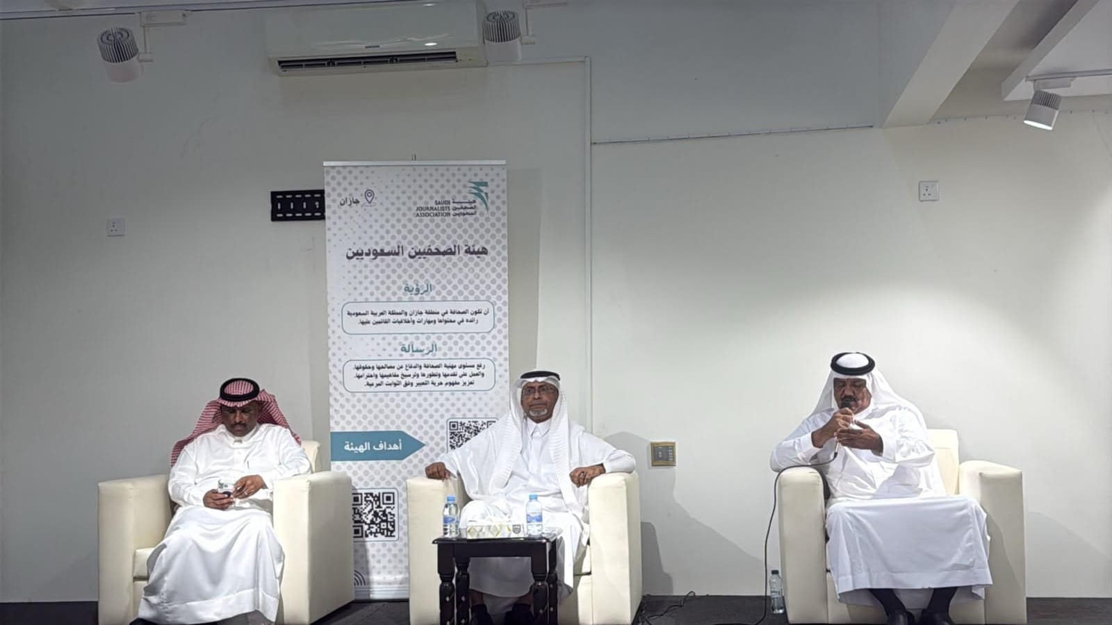 فرع هيئة الصحفيين السعوديين بجازان ينظم لقاء إعلامي لاستعراض تجارب الصحافة والإعلام فرع هيئة الصحفيين السعوديين بجازان ينظم لقاء إعلامي لاستعراض تجارب الصحافة والإعلام