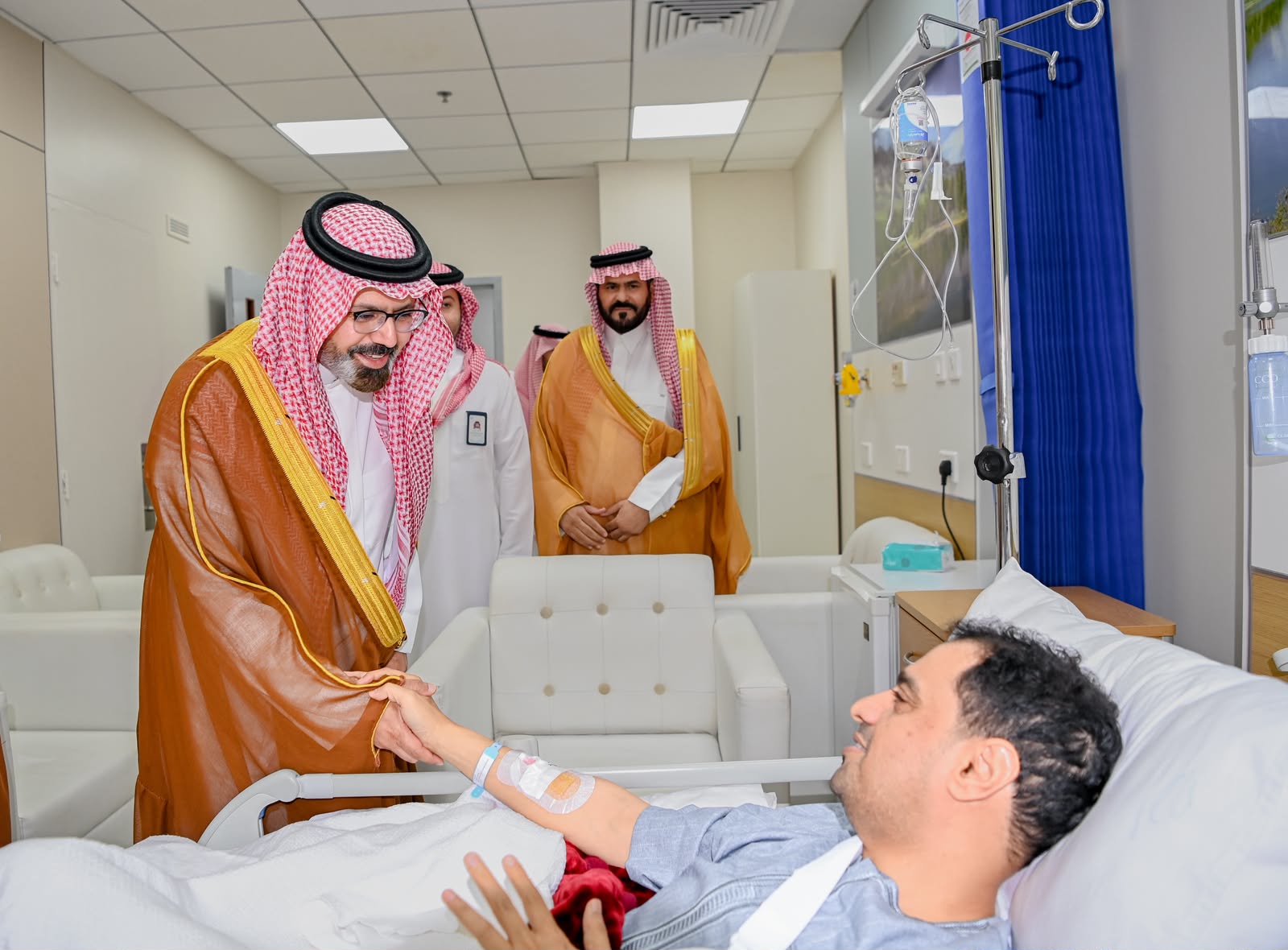 نائب أمير جازان يطمئن على صحة مدير فرع المجاهدين