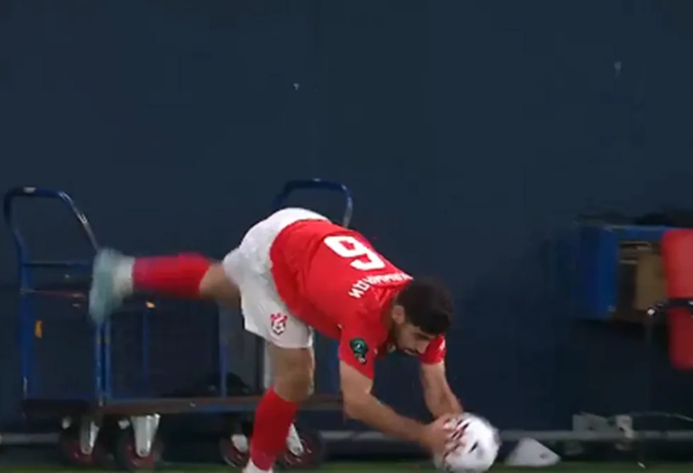 بـ”حركة بهلوانية”.. لاعب إيراني يصنع هدفا مذهلا في الدوري الروسي