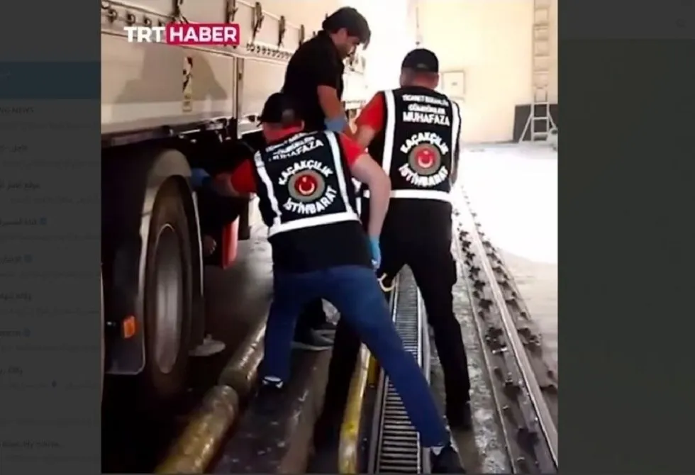 تركيا.. ضبط يوتيوبر مشهور قبل هربه في أسفل شاحنة إلى بلغاريا (فيديو)