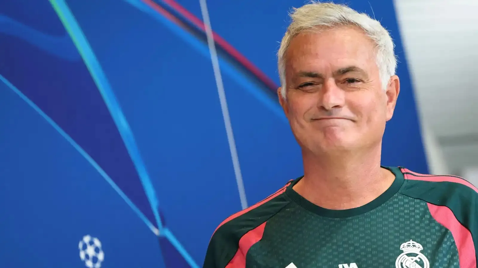 ذكرى مؤلمة لبرشلونة.. مورينيو يتلقى أغرب هدية (فيديو) ذكرى مؤلمة لبرشلونة.. مورينيو يتلقى أغرب هدية (فيديو)
