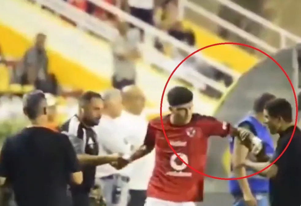 صدمة قوية.. المغربي عموتة يعتدي على لاعب الأهلي المصري (فيديو)