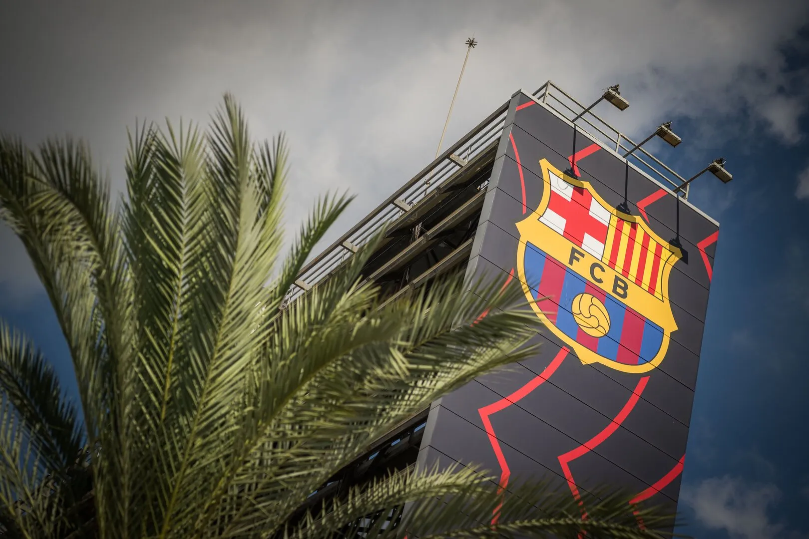 لاعب برشلونة يتعرض لهجوم عنيف بعد الخماسية أمام فالنسيا