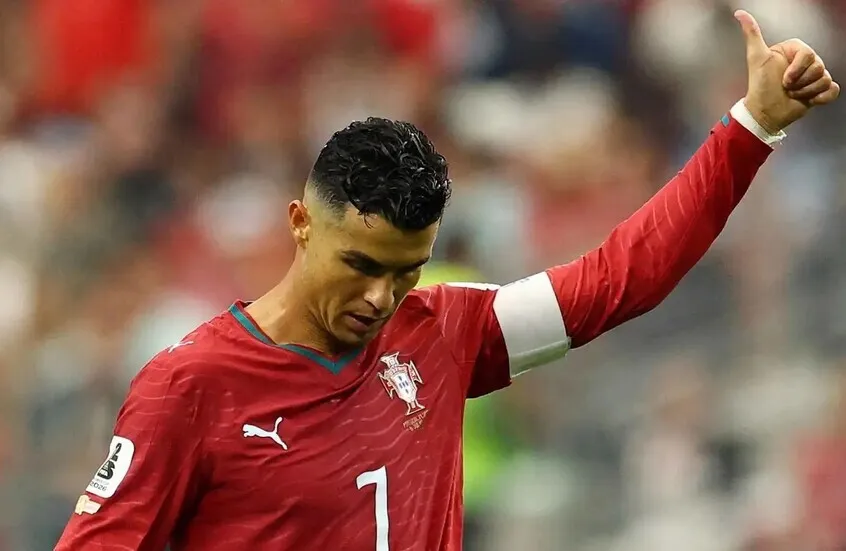 ميسي يعتزل.. وبيرس مورغان يستغل اللحظة لإثبات أفضلية رونالدو