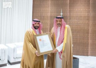أمير الباحة يتسلم 4 شهادات دولية (ISO) حصلت عليها المنطقة أمير الباحة يتسلم 4 شهادات دولية (ISO) حصلت عليها المنطقة