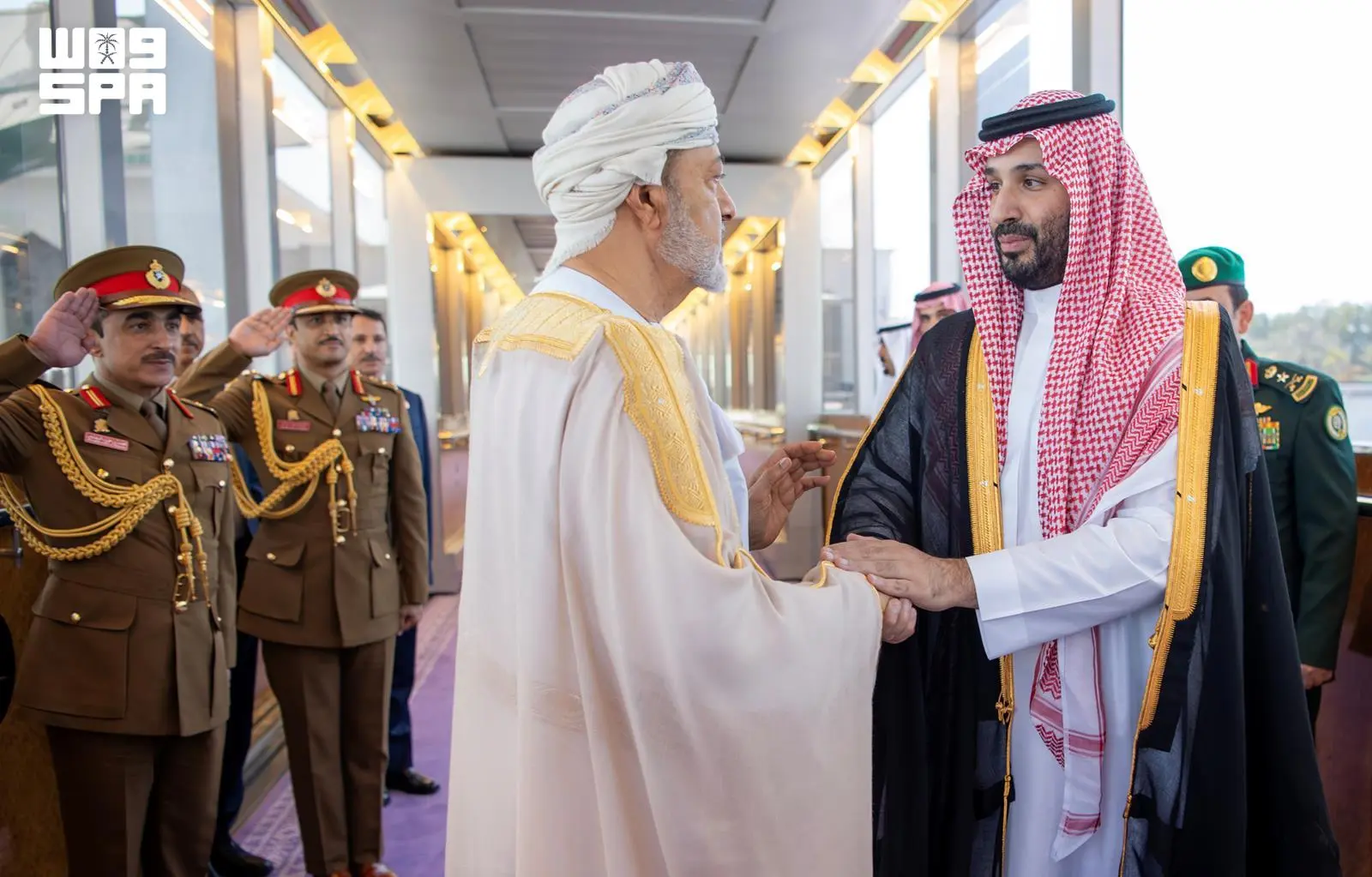 عقب زيارة جسّدت متانة العلاقات الأخوية.. سلطان عُمان يغادر جدة وولي العهد في مقدمة مودعيه
