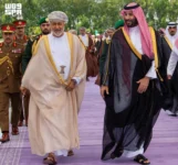 ولي العهد يستقبل سلطان عُمان لدى وصوله جدة