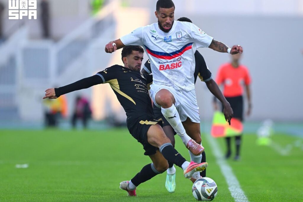 لقطة من مباراة أبها يتعادل مع الاتحاد في دوري روشن
