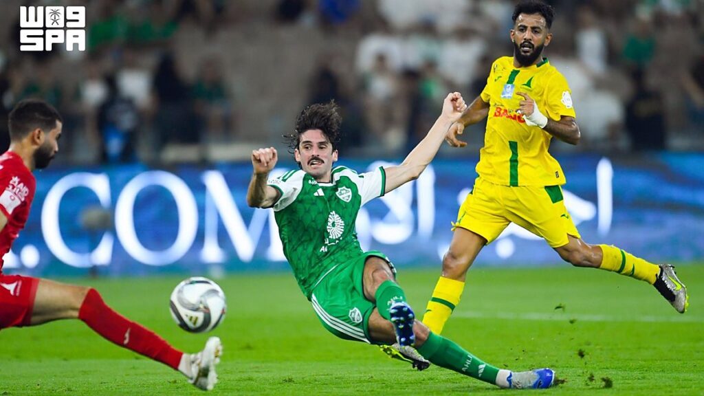 الأهلي يتغلب على الخليج - لاعبو الأهلي خلال المباراة