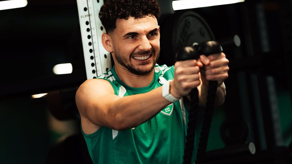 الأهلي والغرافة - لاعب الأهلي خلال تدريبات الفريق استعدادًا للمواجهة