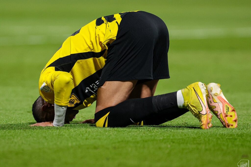 لاعب الاتحاد يسجد شكرًا خلال مباراة الاتحاد والاتفاق في دوري روشن