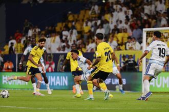 لاعبو النصر ونيوم خلال مباراتهما في الجولة العاشرة من دوري روشن