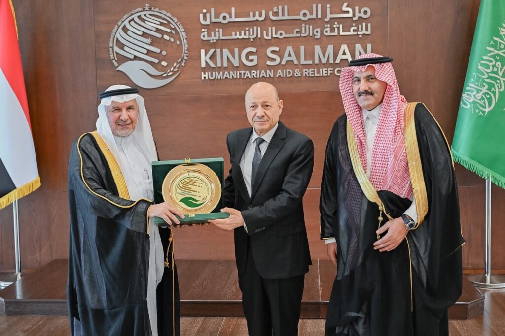 الدكتور عبدالله الربيعة يهدي الرئيس رشاد العليمي درعًا تذكارية خلال زيارته مقر مركز الملك سلمان للإغاثة في الرياض