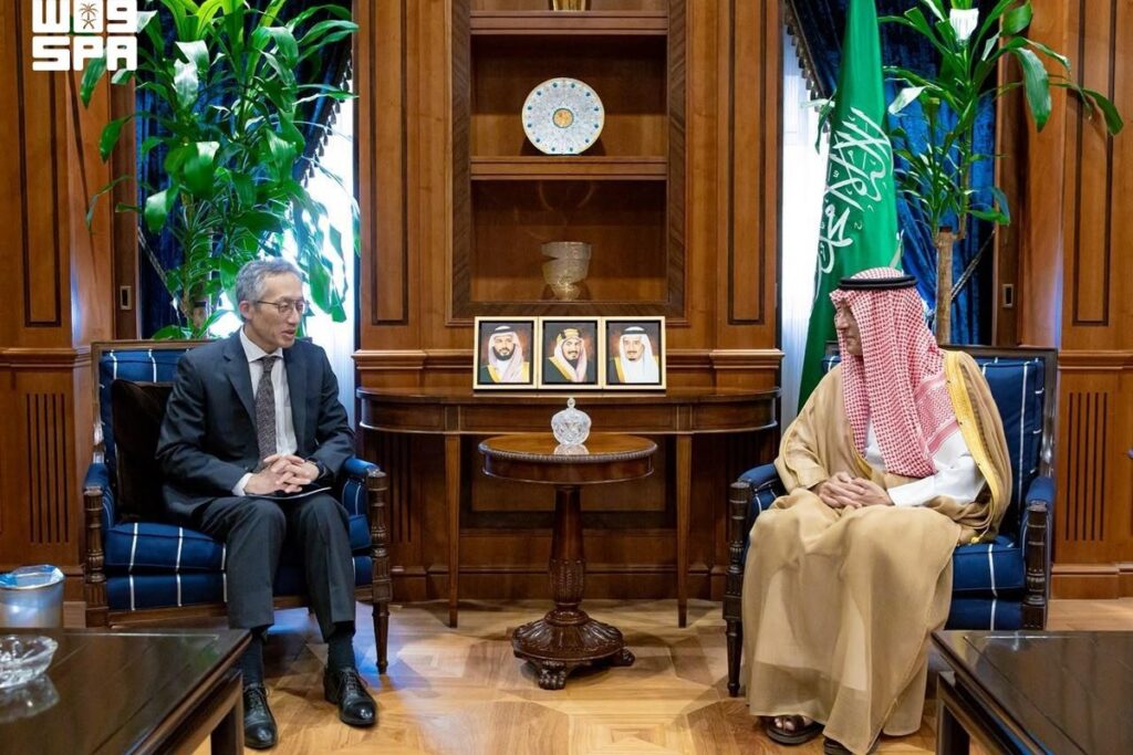 وزير الدولة للشؤون الخارجية عادل الجبير خلال استقباله سفير اليابان لدى المملكة إيواؤو هوري