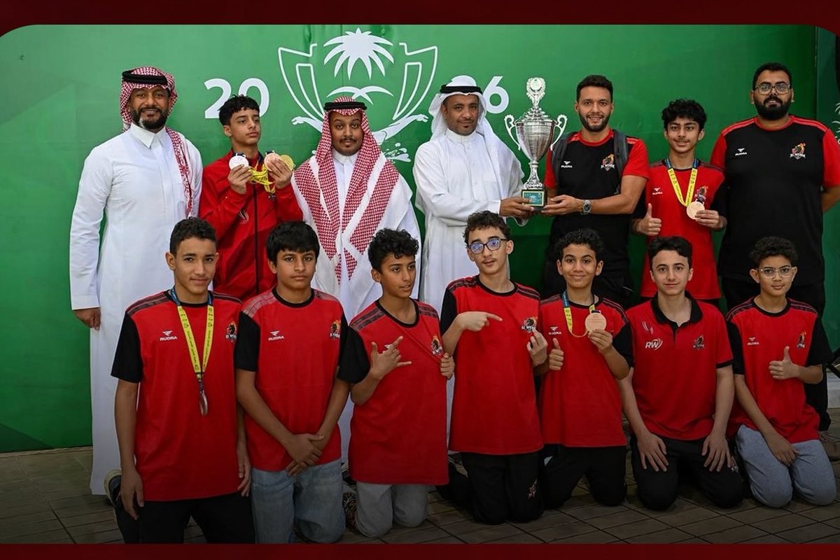 فريق السباحة بنادي الوحدة مع الميداليات وكأس المركز الأول في بطولة المناطق