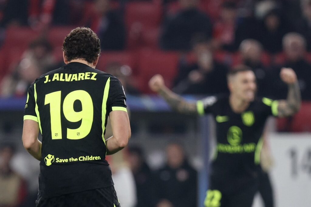 خوليان ألفاريز لاعب أتلتيكو مدريد يحتفل مع زميله بهدف التعادل أمام شتوتجارت