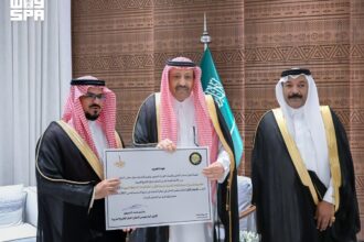 سمو أمير منطقة الباحة مع أمين المنطقة وشهادة جائزة مجلس التعاون للعمل البلدي