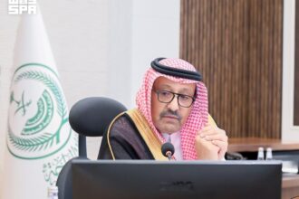 سمو أمير منطقة الباحة خلال ترؤسه اجتماع اللجنة التنفيذية للإسكان التنموي