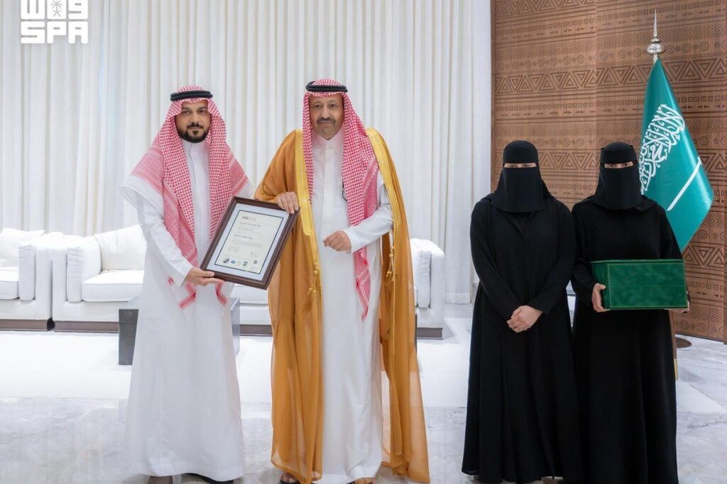 أمير منطقة الباحة خلال استقباله فريق إدارة الأمن السيبراني بالإمارة بعد حصولها على شهادة الآيزو