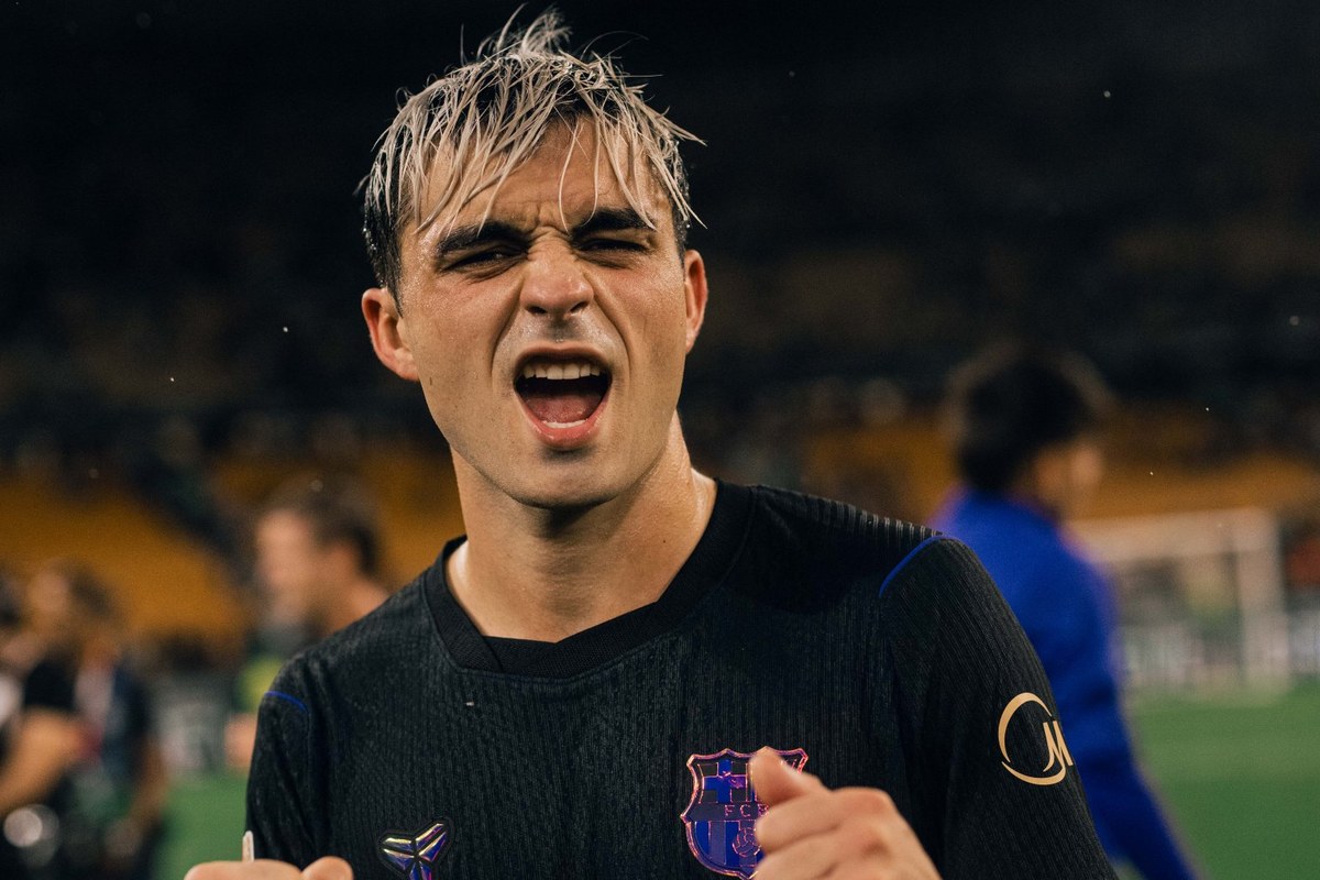 أحد لاعبي برشلونة يحتفل خلال مواجهة ريال بيتيس في الدوري الإسباني