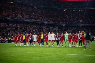 لاعبو بايرن ميونخ يحيون الجماهير بعد الفوز على لايبزيج في الدوري الألماني