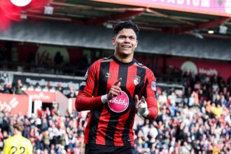 لاعب بورنموث إيفانيلسون يحتفل بعد الفوز على سندرلاند