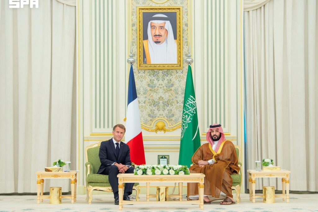 سمو ولي العهد خلال استقباله الرئيس الفرنسي إيمانويل ماكرون في الرياض